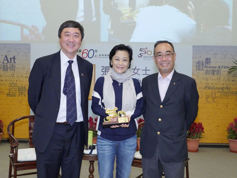 Prof Joseph Sung, Vice-Chancellor of The Chinese University of Hong Kong and Mr David Mong, Vice Chairman of Shun Hing Group presented a souvenir to Ms Sylvia Chang.